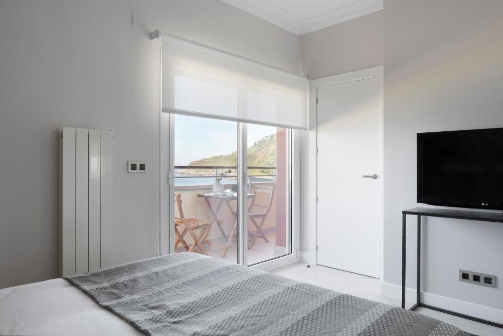 Televízia a/alebo spoločenská miestnosť v ubytovaní Sunset by FeelFree Rentals