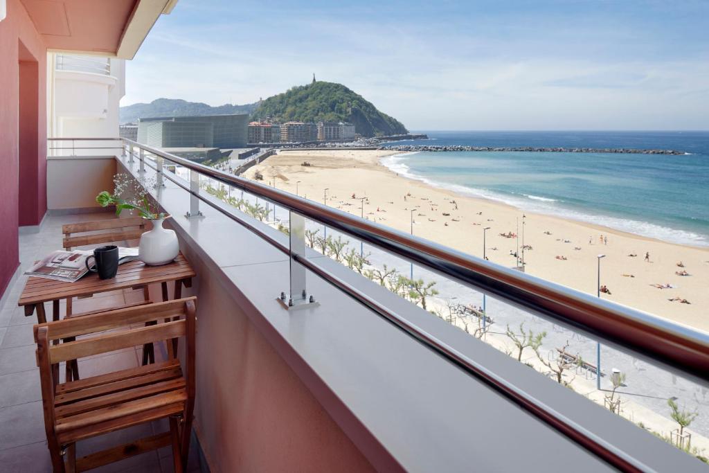 balcón con vistas a la playa en Sunset by FeelFree Rentals, en San Sebastián