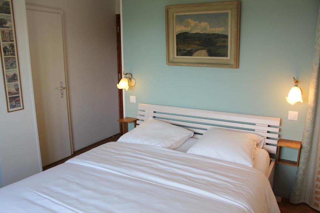 Postel nebo postele na pokoji v ubytování Auberge de Dully