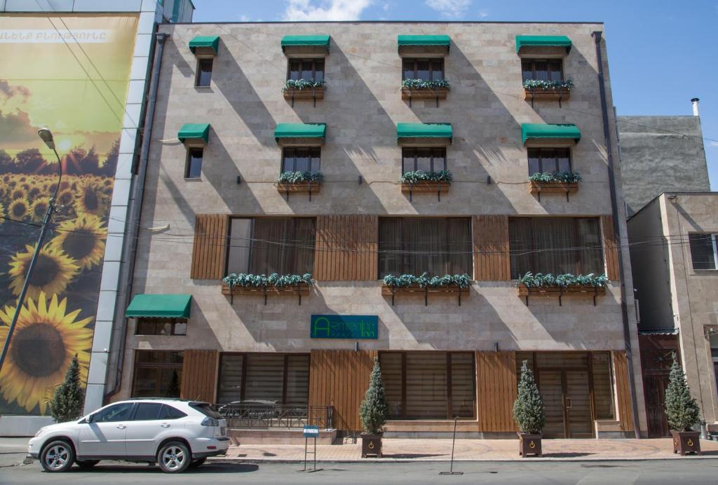 um edifício com plantas ao lado dele em Armenian Inn em Yerevan