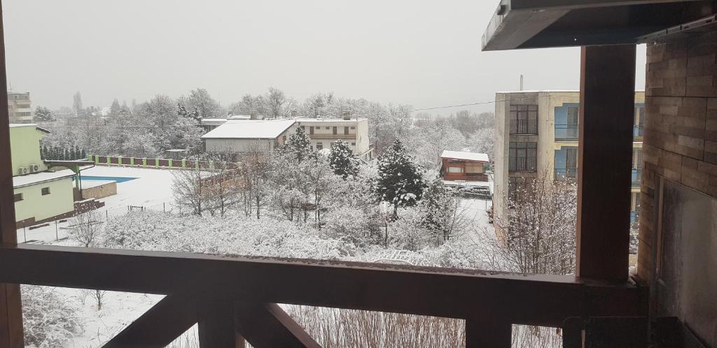 Blick auf eine schneebedeckte Stadt aus dem Fenster in der Unterkunft Apartmán Zemplínská šírava in Michalovce
