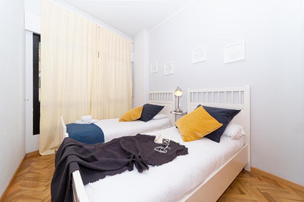 A bed or beds in a room at Apartamentos Plaza de España