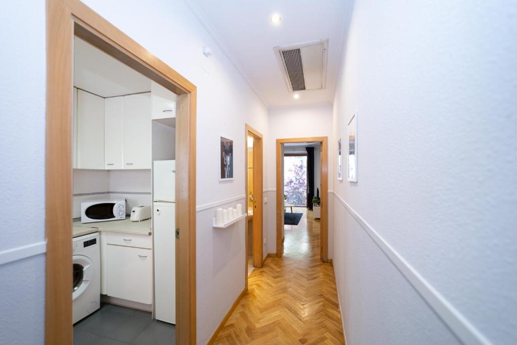 A kitchen or kitchenette at Apartamentos Plaza de España