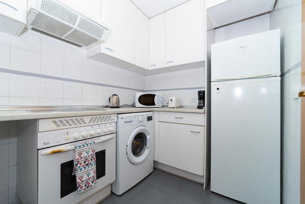 A kitchen or kitchenette at Apartamentos Plaza de España