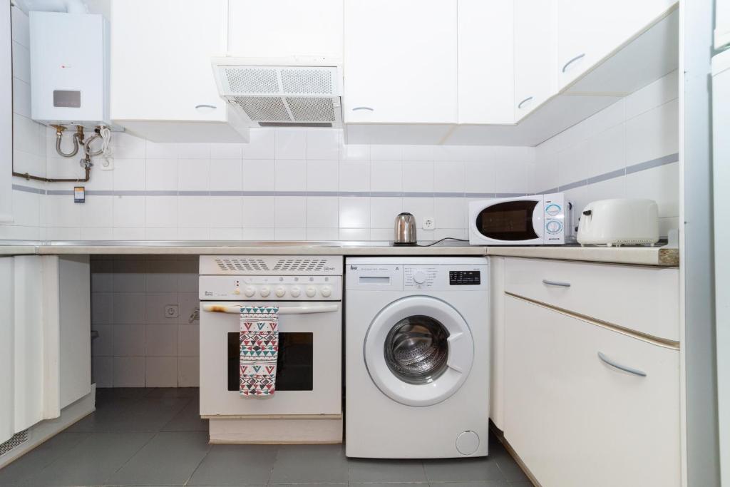 A kitchen or kitchenette at Apartamentos Plaza de España