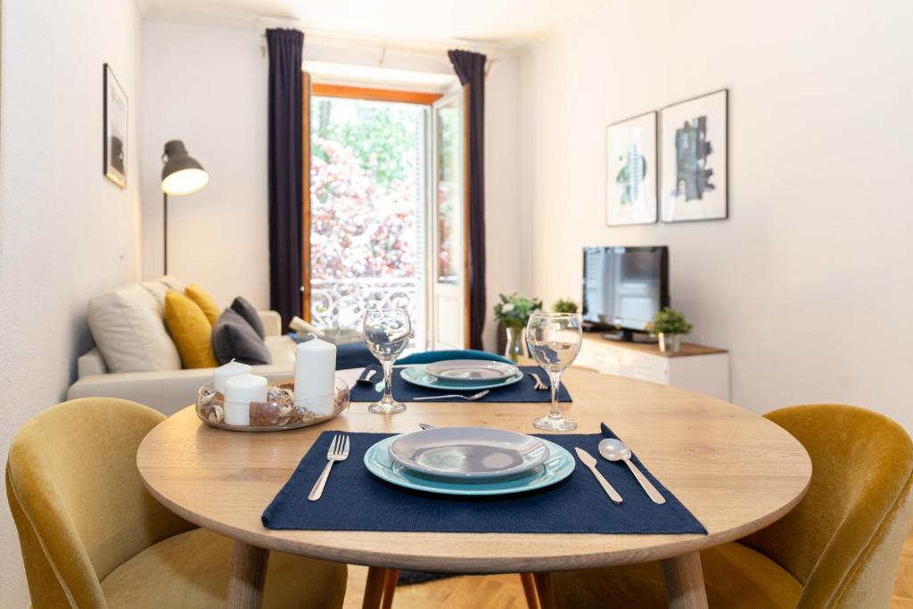 A seating area at Apartamentos Plaza de España