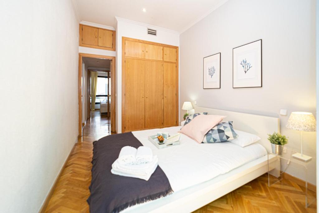 A bed or beds in a room at Apartamentos Plaza de España