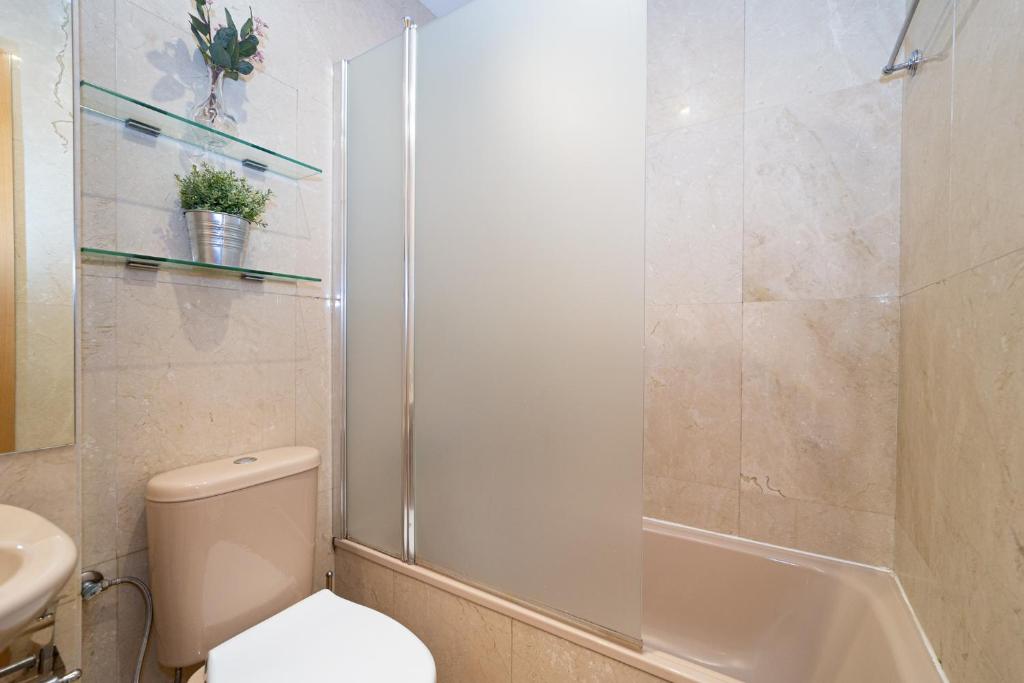 A bathroom at Apartamentos Plaza de España