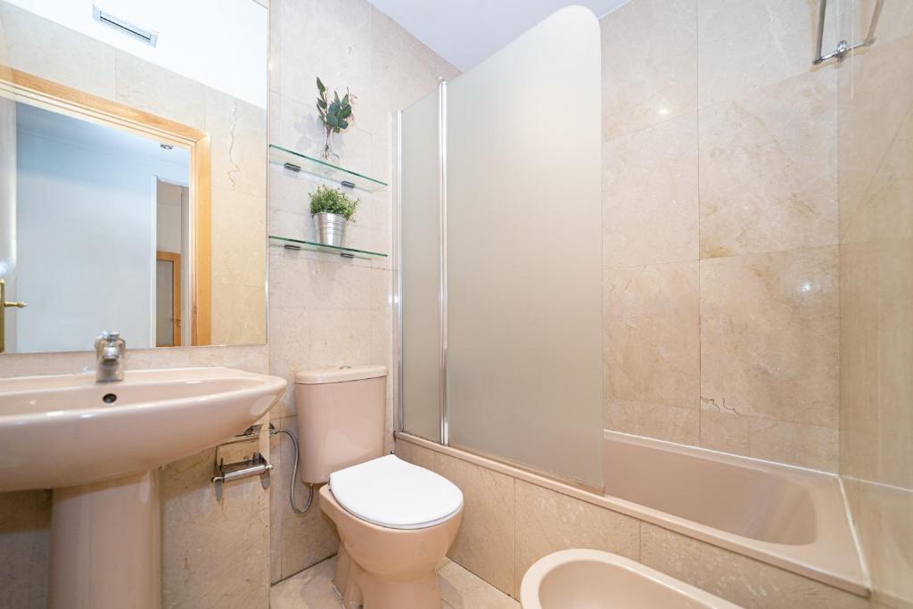 A bathroom at Apartamentos Plaza de España