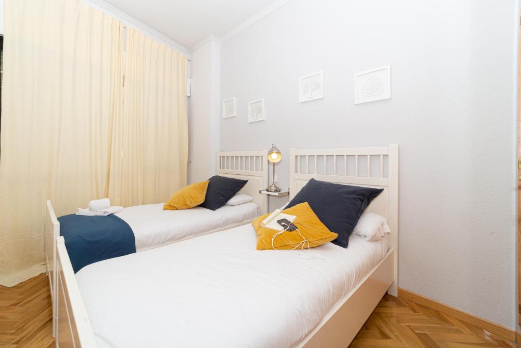 A bed or beds in a room at Apartamentos Plaza de España