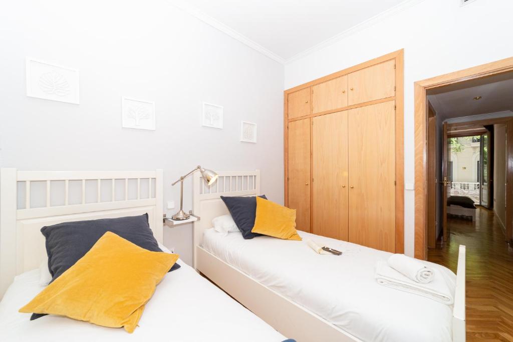 A bed or beds in a room at Apartamentos Plaza de España