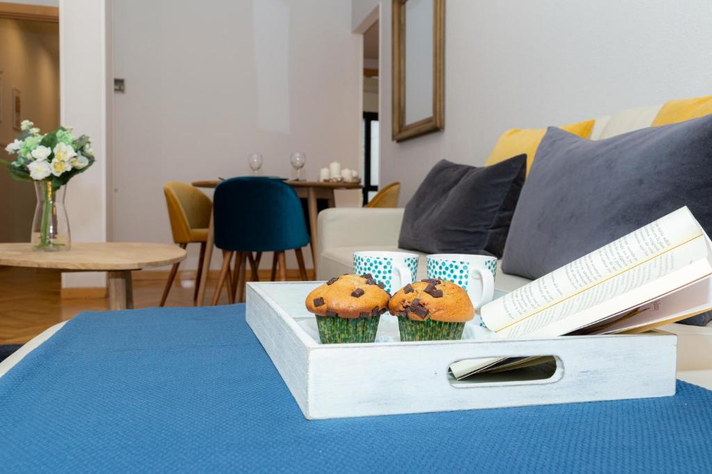 A seating area at Apartamentos Plaza de España