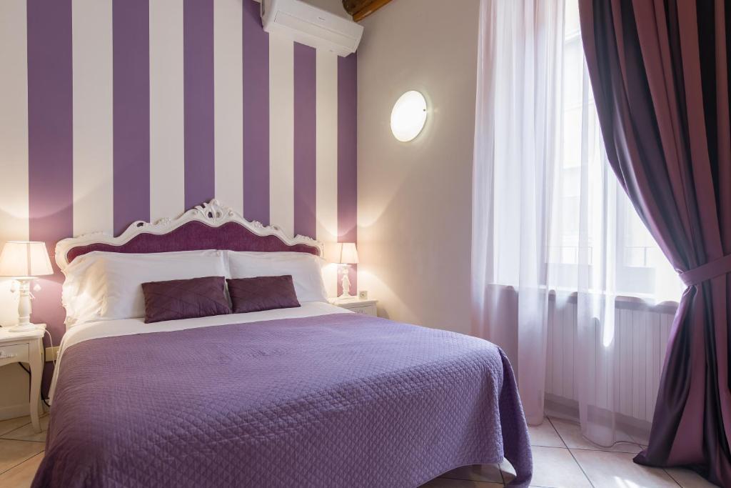 A bed or beds in a room at Giardino Giusti House & Court