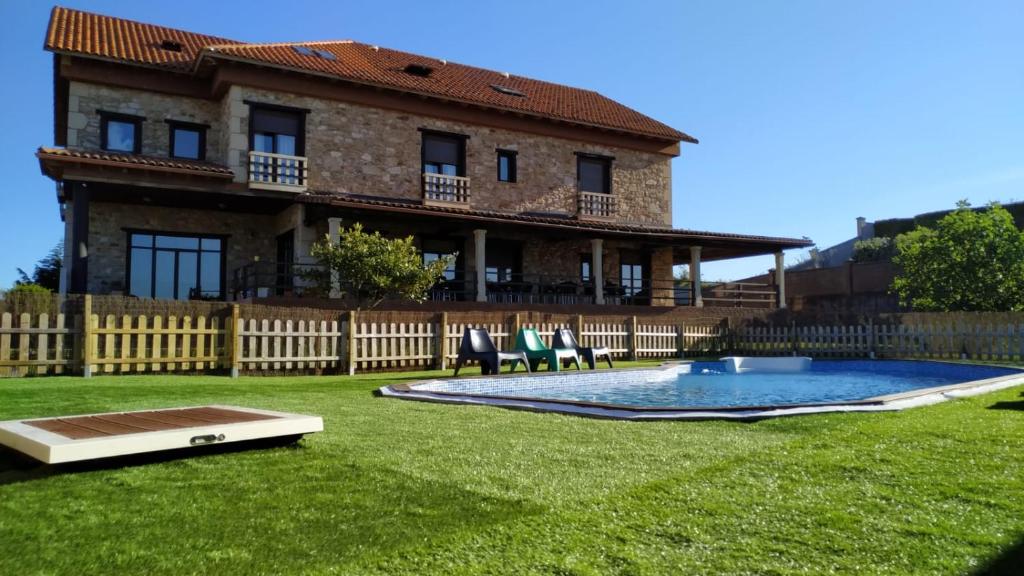 una casa con un patio con piscina en Hotel Rústico Prado da Viña, en Finisterre