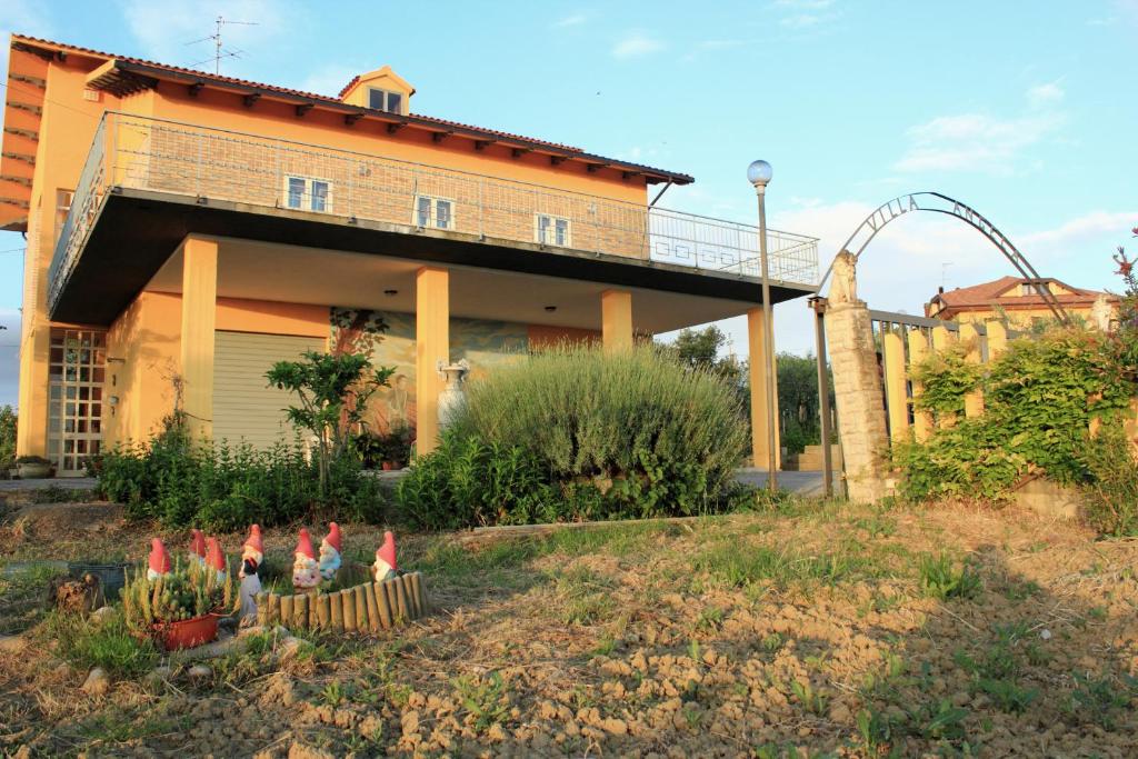 サン・サルヴォにあるB&B Villa Angelaの庭園内のジェットコースター付きの建物