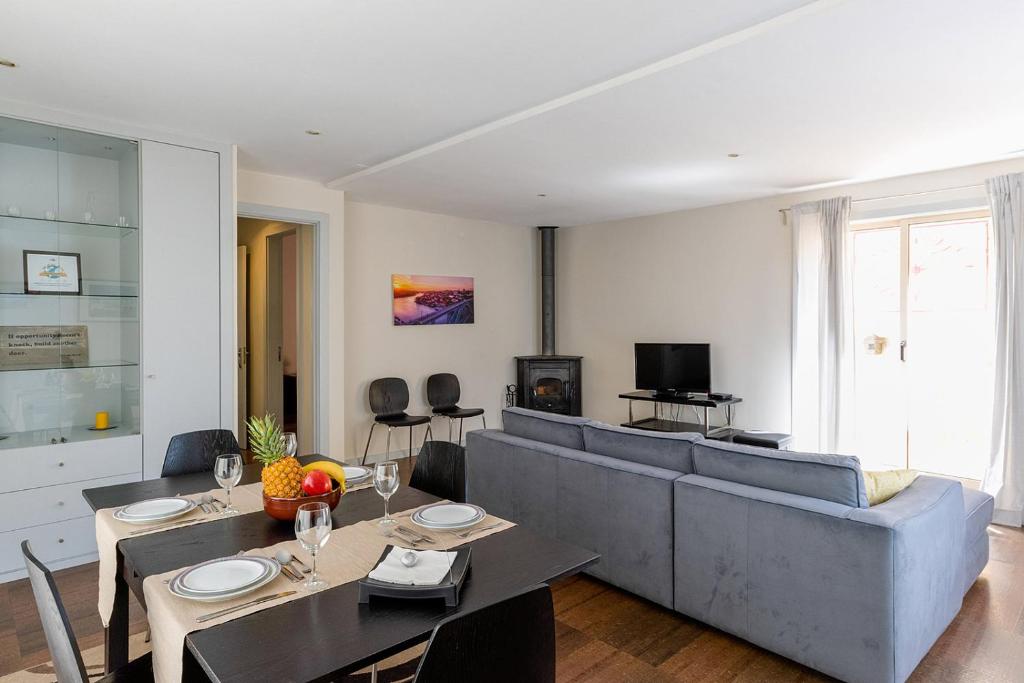 uma sala de estar com um sofá e uma mesa em Porto Gaia City House by MP em Vila Nova de Gaia