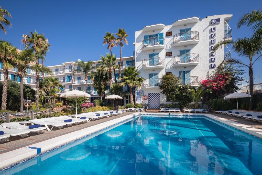 une piscine en face d'un hôtel dans l'établissement htop Planamar #htopEnjoy, à Malgrat de Mar