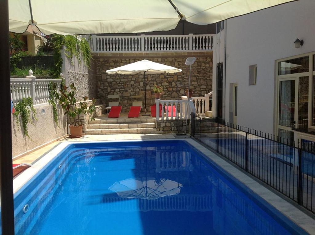 Bazén v ubytování Hotel Aurora nebo v jeho okolí
