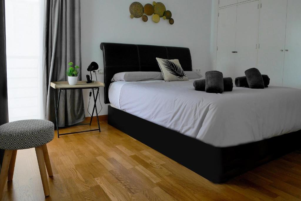 sypialnia z łóżkiem z dwoma pluszakami w obiekcie PANORAMIC HOME w mieście Benalmádena