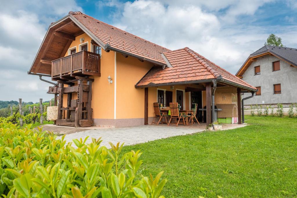 uma casa com um alpendre e uma varanda em Wineyard getaway house em Sevnica