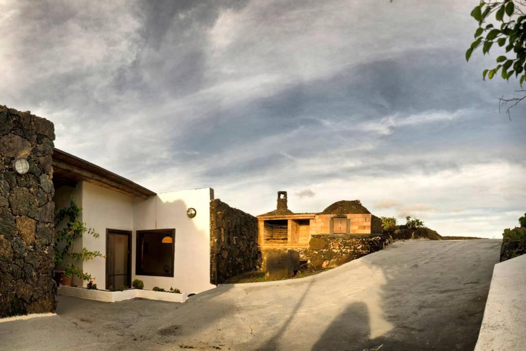 een huis aan de kant van een weg bij Los Frailes eco finca in Tinajo