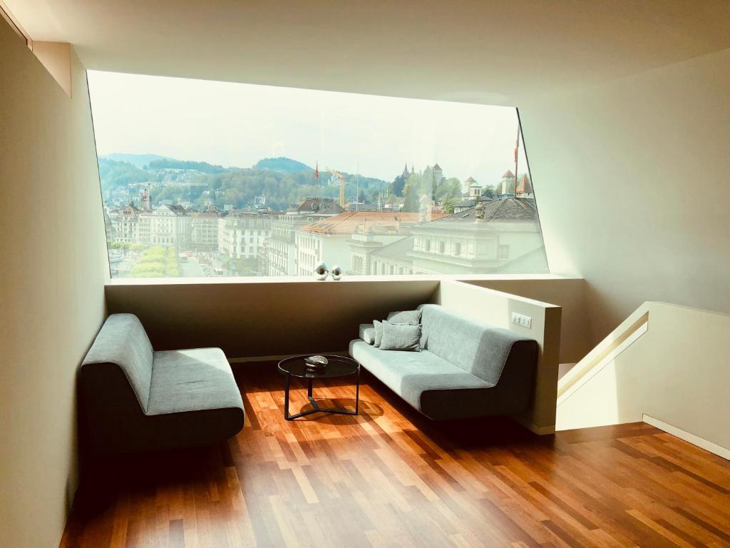 Posezení v ubytování Lucerne Lake View Apartments