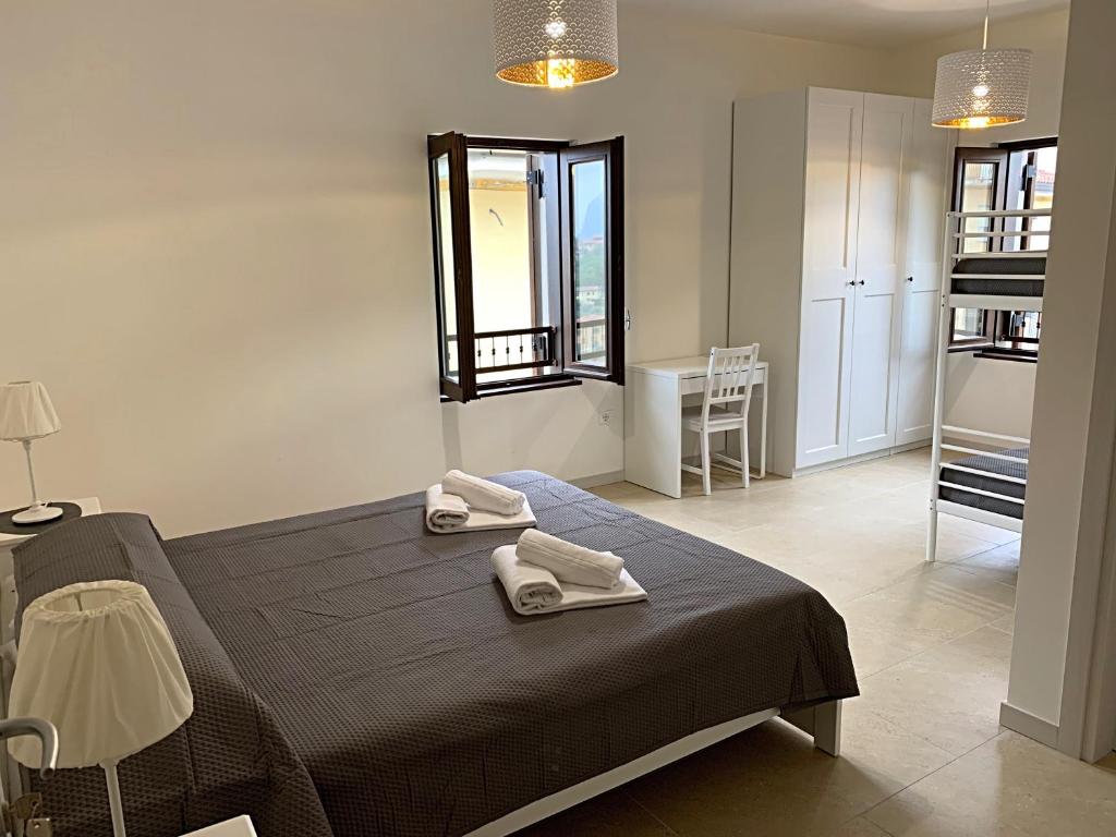 1 dormitorio con 1 cama con 2 toallas en Locanda Al Museo, en Rivoli Veronese
