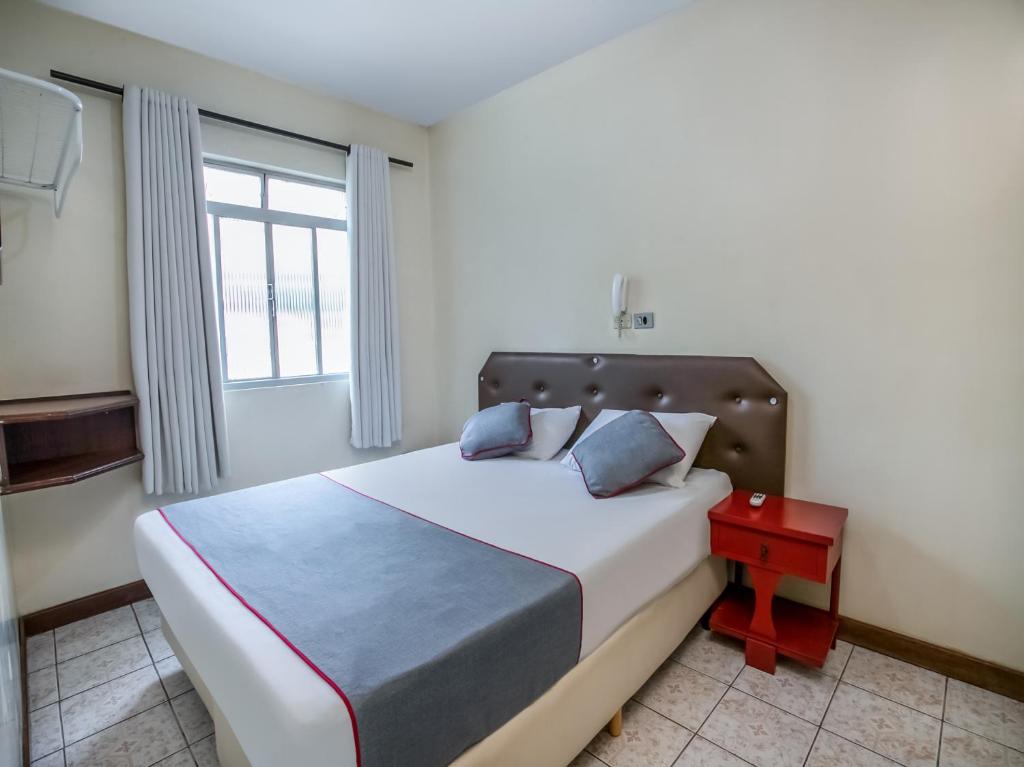 A bed or beds in a room at OYO Hotel Grants