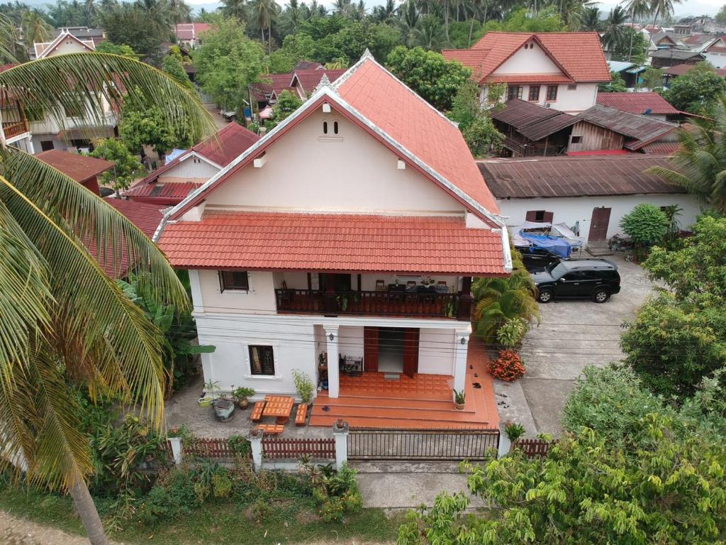 Bangunan di mana terletaknya rumah tamu ini