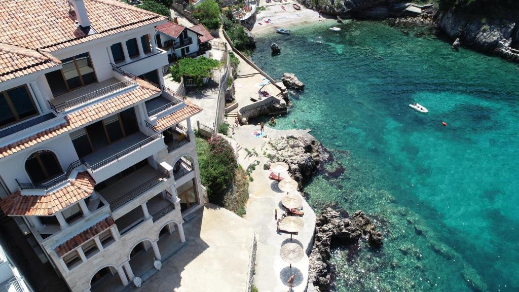 una vista aérea de un edificio junto a una masa de agua en Regina del Mare en Bar