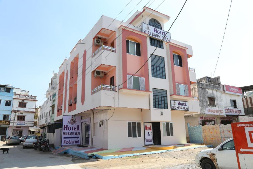 un edificio que está sentado al lado de una calle en Hotel Shri Karni Vilas & SPA, en Chittorgarh