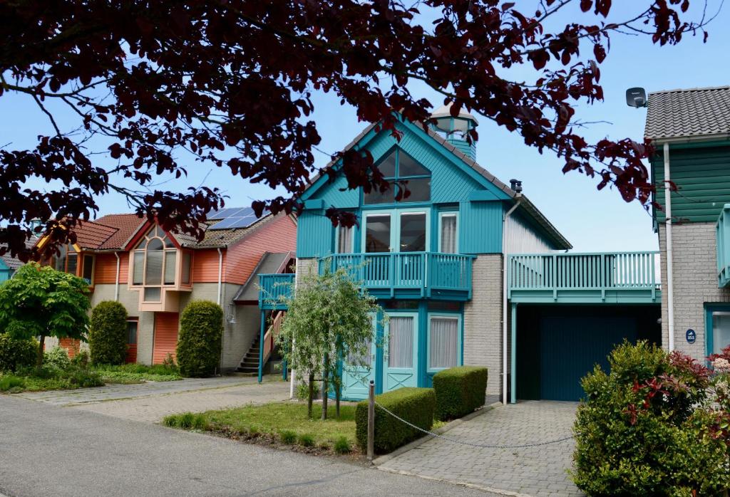 a row of houses in a residential neighbourhood at Grimaud 151 - Kustpark Village Scaldia in Hoofdplaat