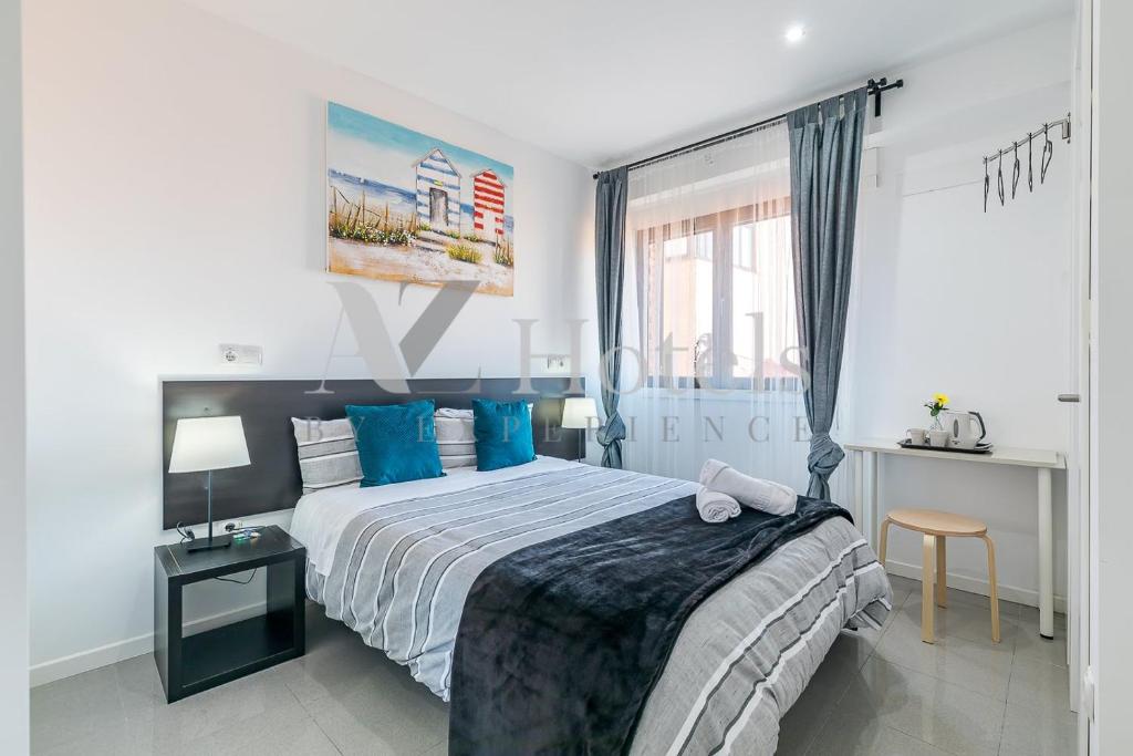 1 dormitorio con 1 cama grande con almohadas azules en AYZ Sierra de Meira - Auto check-in property, en Madrid