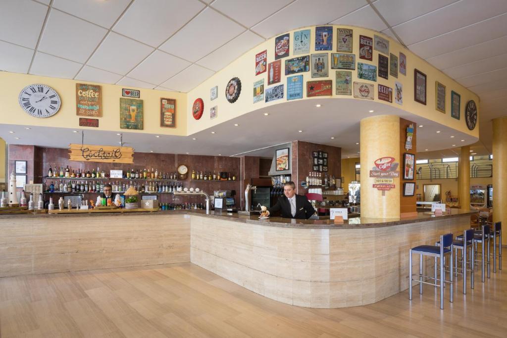 Lounge nebo bar v ubytování htop Royal Sun Suites #htopFun