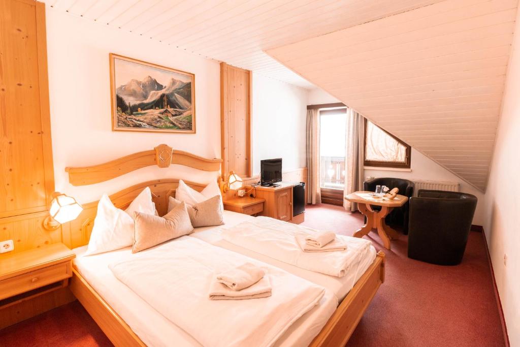 Postel nebo postele na pokoji v ubytování Landhotel - Apartments Bauer