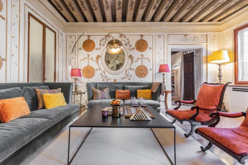 un soggiorno con divano e tavolo di Tesori di Celestia a Venezia