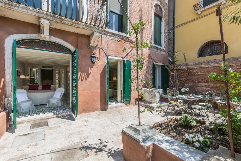 a courtyard in a building with a table and chairs at Ca' Dell'Ulivo Private Garden in Venice