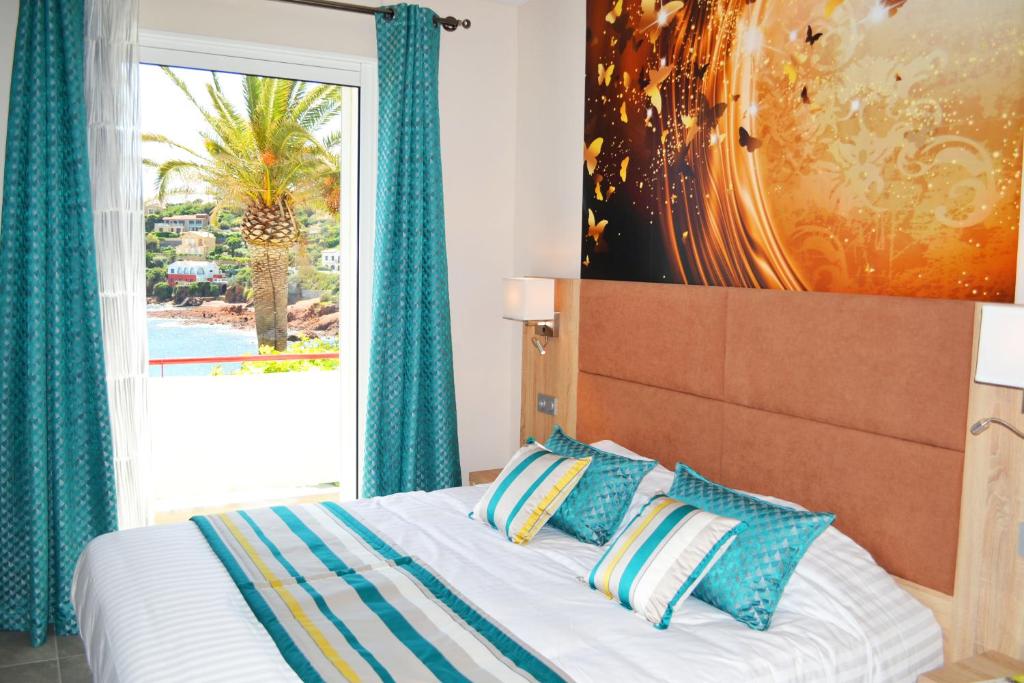Postel nebo postele na pokoji v ubytování Hôtel et Appart Hôtel Les Flots Bleus