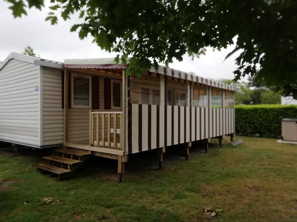 een rij modulaire woningen in een tuin bij Mobilhome LAME in Gastes