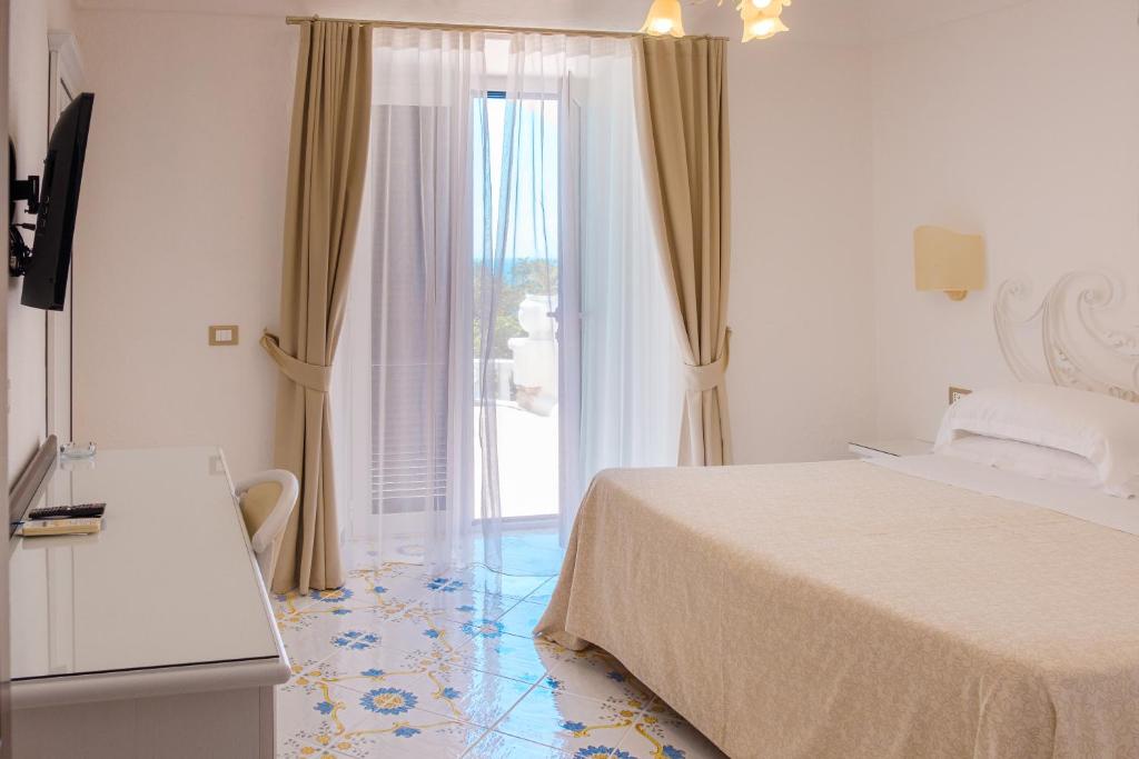 Postel nebo postele na pokoji v ubytování Grand Hotel Le Rocce