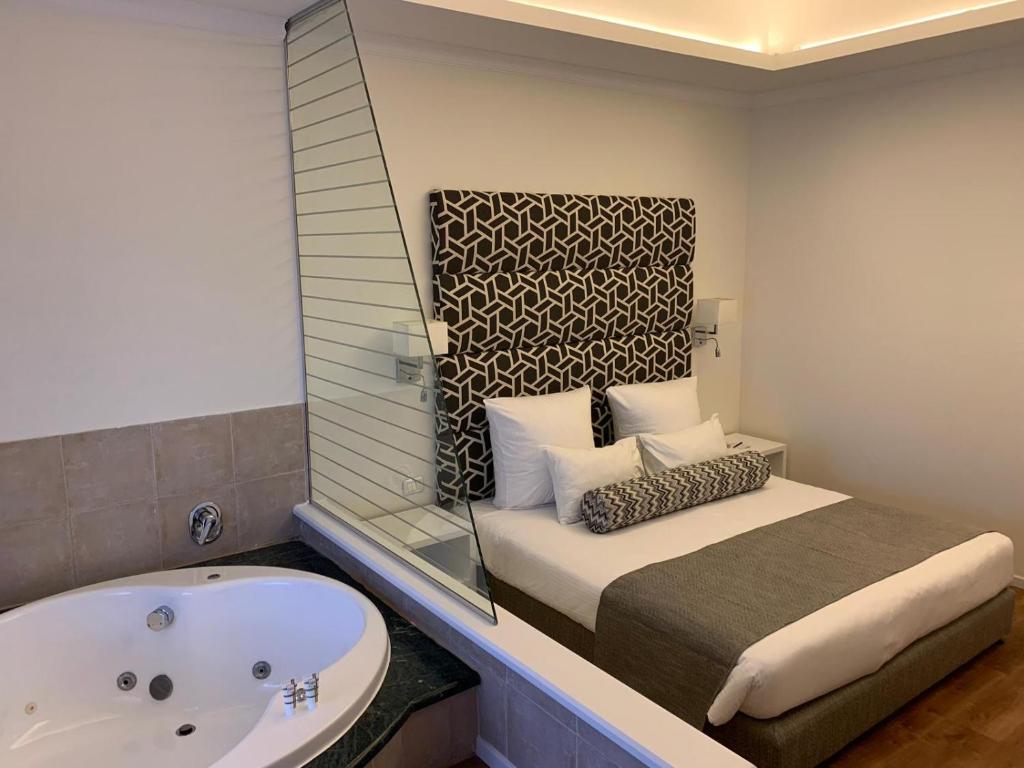 Postel nebo postele na pokoji v ubytování C Hotel Neve Ilan