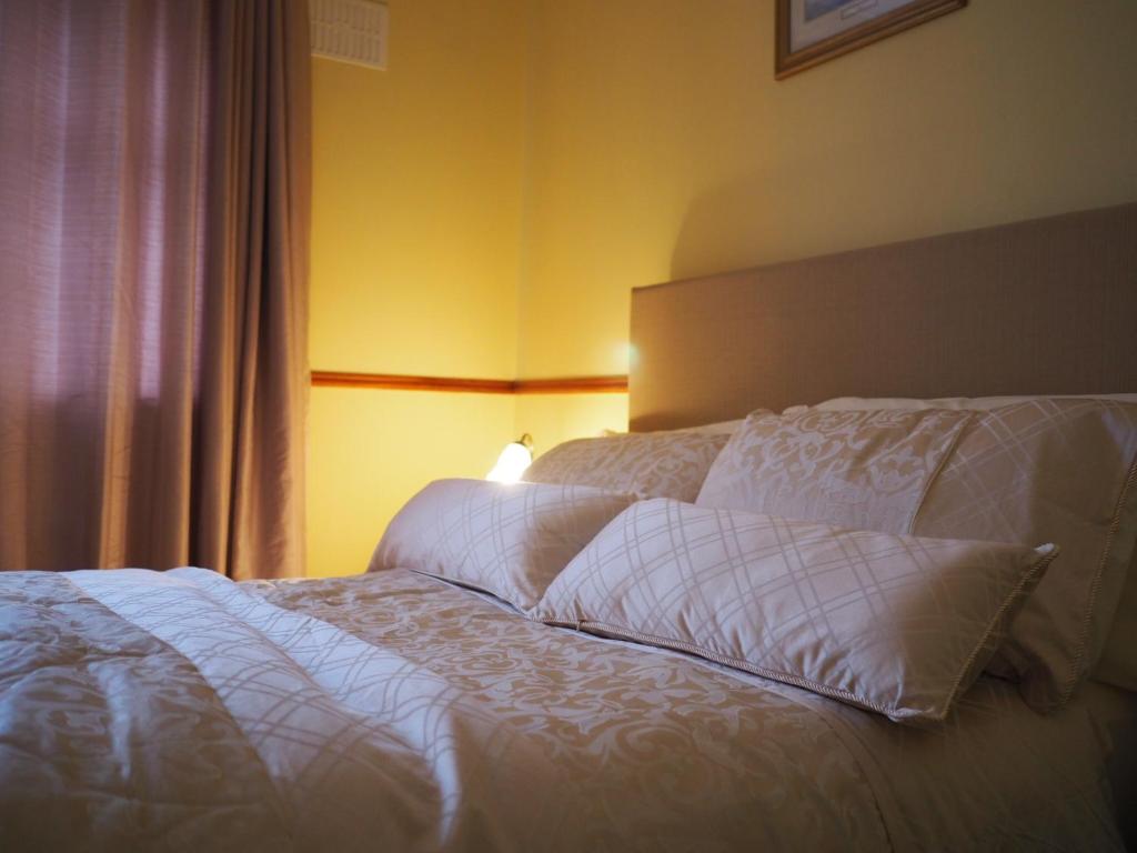 Postel nebo postele na pokoji v ubytování Inglewood Lodge B&B