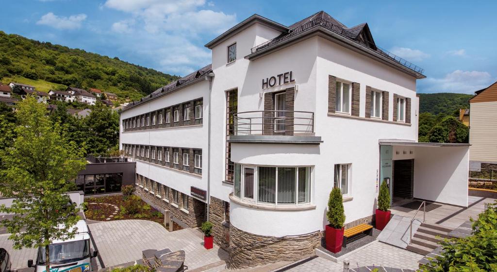 um edifício de apartamentos com um hotel em Hotel Im Schulhaus em Lorch am Rhein