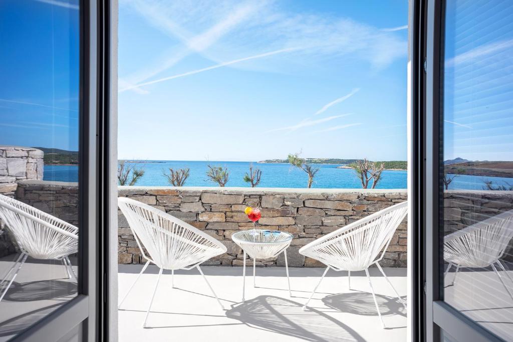 ナウサにあるParos Comfy Suitesの海の景色を望むパティオ(椅子付)