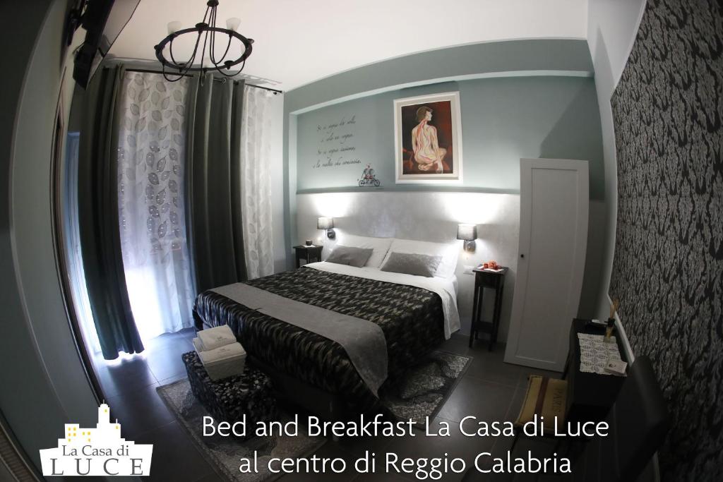 um quarto de hotel com um alojamento de acomodação e pequeno-almoço la casa del muse em La casa di Luce em Reggio di Calabria