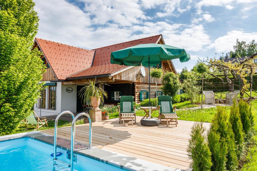 Casa con terraza de madera y piscina en Ferienhaus Höllberg en Hörmsdorf