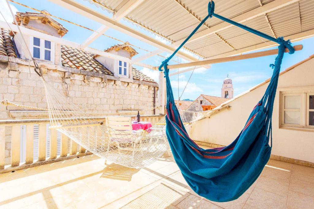 una hamaca en el balcón de una casa en Summer Dream Old City Apartment, en Dubrovnik
