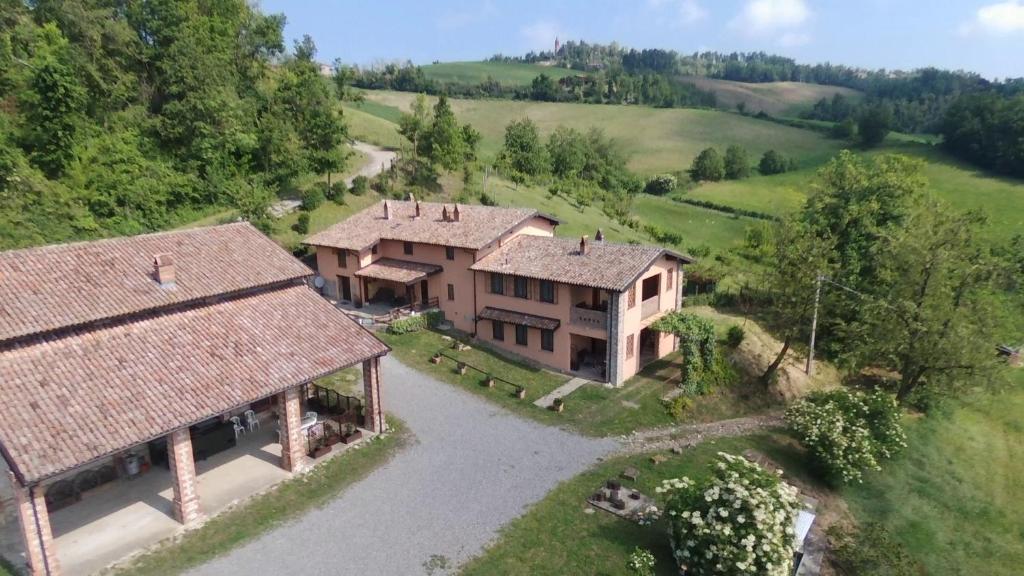 una vista aérea de una casa grande con patio en Dietrocosta en Agazzano