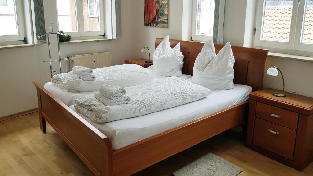 um quarto com 2 camas, toalhas e almofadas em ALTSTADTGLÜCK - inklusive Privatparkplatz! em Lüneburg