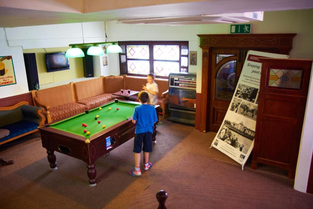 Biliár nebo kulečník v ubytování Royal Valentia Hotel